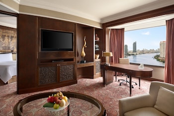 Shangri-La Wing Executive Suite, 1 King Bed, River View