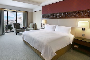 Shangri-La Wing, Premier Room, 1 King Bed, Balcony