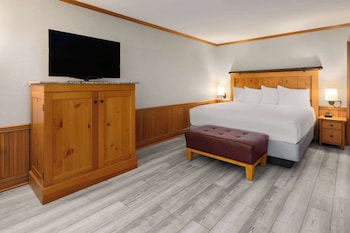 Luxury Suite, 1 King Bed, Non Smoking (Point Roberts View)