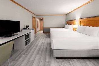 Room, 2 Queen Beds, Non Smoking, Patio