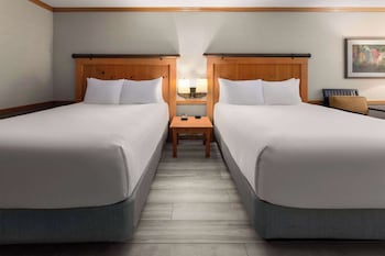 Room, 2 Queen Beds, Non Smoking, Patio