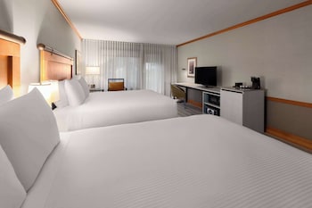 Room, 2 Queen Beds, Non Smoking, Patio