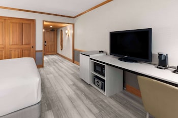 Room, 1 King Bed, Accessible, Non Smoking (Mobile/Hear, Tub w/Grab Bars,Patio)