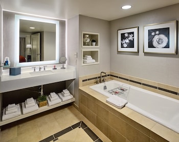 Suite, 1 King Bed with Sofa bed (Executive Suite)