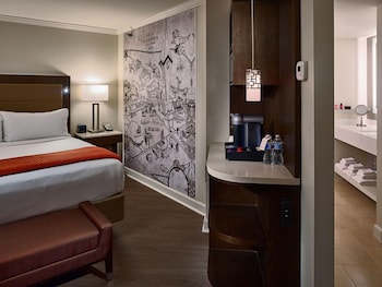 Deluxe Room, 1 King Bed (Deluxe King Room)