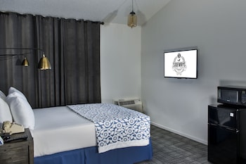 Superior Room, 1 Queen Bed, Balcony, Pool View