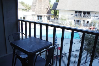 Classic Room, 1 King Bed, Patio or Balcony, Pool View