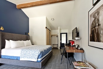 Classic Room, 1 King Bed, Patio or Balcony, Pool View
