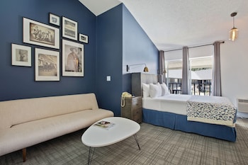 Superior Room, 1 Queen Bed, Balcony, Pool View