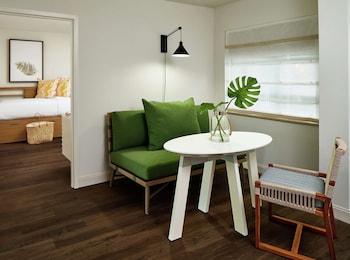 Deluxe Room, 1 Queen Bed, Accessible (Roll-In Shower)