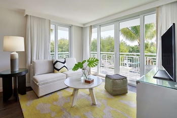 Deluxe Room, 1 Queen Bed, Accessible (Roll-In Shower)