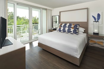 Deluxe Room, 1 Queen Bed, Accessible (Roll-In Shower)
