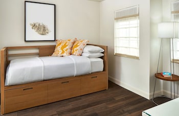 Deluxe Room, 1 Queen Bed, Accessible (Roll-In Shower)