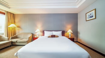 Deluxe Room, 1 Queen Bed (B - Parking for 1 vehicle included)