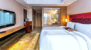 Premium Room, 1 Queen Bed (Parking for 1 vehicle included)