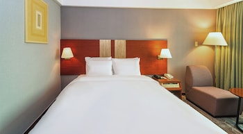 Deluxe Room, 1 Queen Bed (Parking for 1 vehicle included)