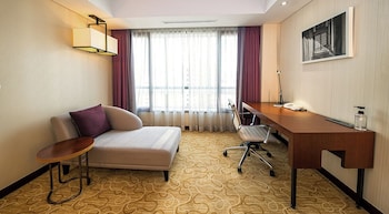 Premium Room, 1 King Bed (Parking for 1 vehicle included)
