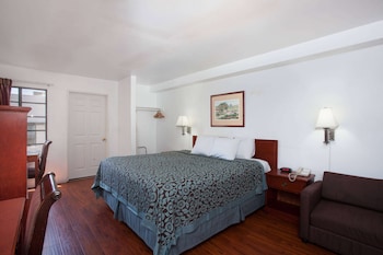 Room, 1 King Bed, Accessible, Non Smoking (Mobility, Roll-In shower)
