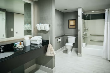Executive Room, 1 King Bed, Accessible, Bathtub (Mobility & Hearing)