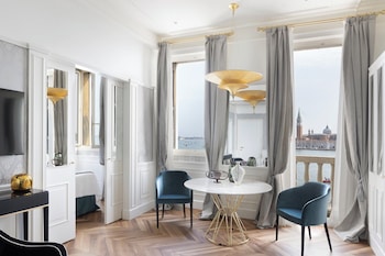 Signature Suite, Balcony, Lagoon View (Borges)