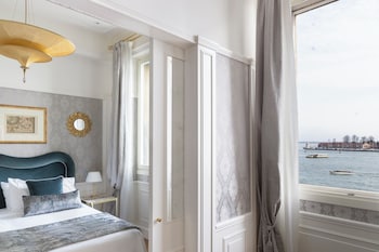 Signature Suite, Balcony, Lagoon View (Borges)