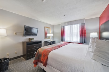 Suite, 2 Bedrooms, Non Smoking (1 King Bed and 2 Queen Beds)