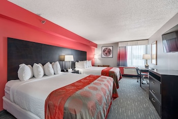 Suite, 1 Bedroom, Non Smoking, Poolside (2 Queen Beds - First Floor)