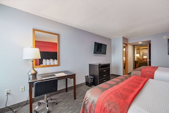 Suite, 1 Bedroom, Non Smoking, Poolside (2 Queen Beds - First Floor)