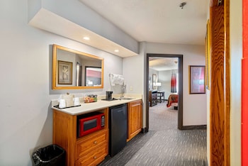 Suite, 2 Bedrooms, Non Smoking (1 King Bed and 2 Queen Beds)