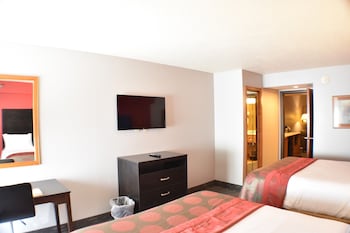 Suite, 1 Bedroom, Non Smoking, Poolside (2 Queen Beds - First Floor)
