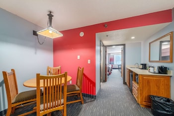 Suite, 1 Bedroom, Non Smoking, Pool View (2 Queen Beds)