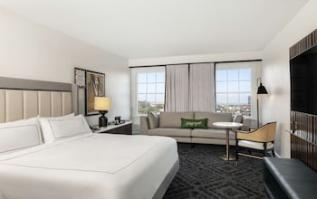 Deluxe Room, 1 King Bed, Accessible, City View (Mobility, Bathtub)