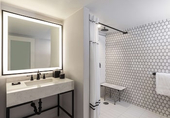 Room, 2 Queen Beds, Accessible (Mobility, Roll-In Shower)
