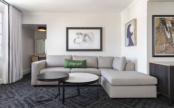 Studio, 1 King Bed, Accessible (Mobility & Hearing, Roll-In Shower)