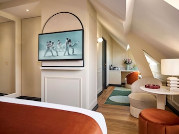 Deluxe Room, 1 King Bed, City View