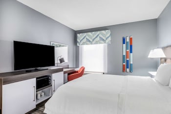 Room, 1 Queen Bed, Mobility Accessible, Microwave
