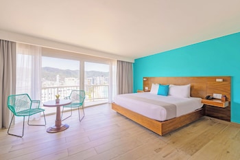 Confort King Partial Ocean View