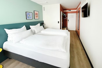 Standard Room, 1 Queen Bed, Accessible