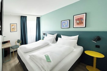Standard Room, 1 Queen Bed, Garden View