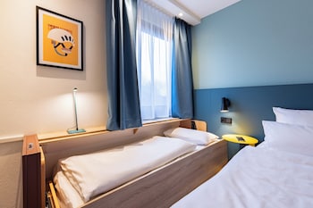 Standard Room, 1 Queen Bed, Garden View
