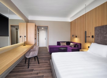 Premium Room, 1 King Bed, Pool View