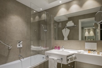Standard Room, 1 King Bed, Pool View