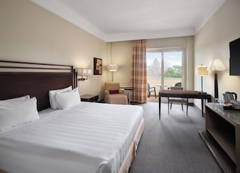 Standard Room, 1 King Bed, Pool View