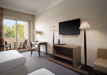 Standard Room, 2 Twin Beds, Pool View