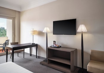 Standard Room, 1 King Bed, Pool View