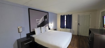 Room, 1 King Bed, Accessible, Non Smoking (Tub with Grab Bars)