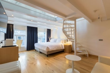 Suite, Terrace (Feature)