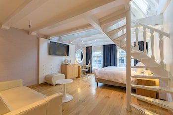 Suite, Terrace (Feature)