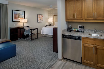 Deluxe Studio, 1 King Bed, Non Smoking