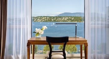 Junior Suite, 1 King Bed, Lake View